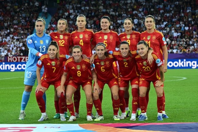 Spaniens Spielerinnen posieren für ein Mannschaftsfoto vor dem Halbfinalspiel der UEFA-Frauen-Europameisterschaft 2025 zwischen Deutschland und Spanien im Letzigrund-Stadion in Zürich, am 23. Juli 2025. (Foto: Miguel MEDINA / AFP)