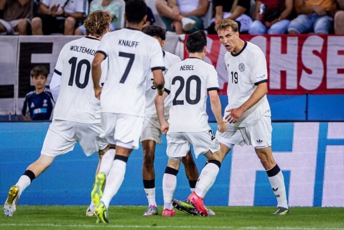 Deutschlands Stürmer Nr. 19, Nelson Weiper (R), feiert mit seinen Teamkollegen (L-R), Nr. 10, Nick Woltemade, Nr. 07, Ansgar Knauff, und  Nr. 20, Paul Nebel, nach seinem Treffer zum 1:0 im Halbfinale der UEFA-U21-Europameisterschaft zwischen Deutschland und Frankreich in Kosice, Slowakei, am 25. Juni 2025. (Foto: Branislav Racko / AFP)