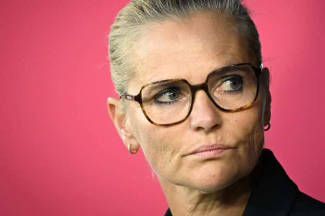 Englands niederländische Trainerin Sarina Wiegman während des Halbfinalspiels der UEFA-Frauen-Europameisterschaft 2025 zwischen England und Italien im Stade de Geneve in Genf, am 22. Juli 2025. (Foto: Miguel MEDINA / AFP)