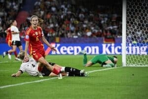 Spaniens Mittelfeldspielerin #06 Aitana Bonmati (L) jubelt nach dem ersten spanischen Tor während des Halbfinalspiels der UEFA-Frauen-Europameisterschaft 2025 zwischen Deutschland und Spanien im Letzigrund-Stadion in Zürich, am 23. Juli 2025. (Foto: Miguel MEDINA / AFP)