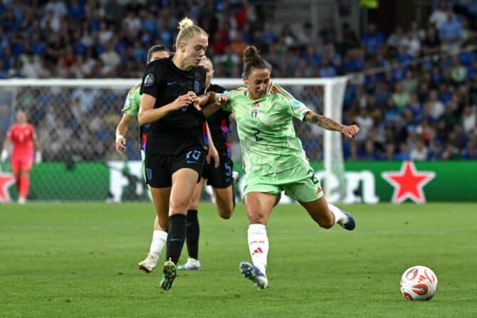 Englands Verteidigerin #15 Esme Morgaxn (L) kämpft mit Italiens Verteidigerin #02 Elisabetta Oliviero (R) während des Halbfinalspiels der UEFA-Frauen-Europameisterschaft 2025 zwischen England und Italien im Stade de Geneve in Genf, am 22. Juli 2025. (Foto: Miguel MEDINA / AFP)