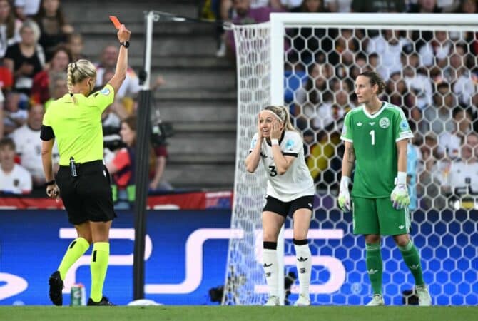 Deutschlands Verteidigerin #03 Kathrin Hendrich (C) reagiert, als ihr die schwedische Schiedsrichterin Tess Olofsson während des Viertelfinalspiels der UEFA-Frauen-Europameisterschaft 2025 zwischen Frankreich und Deutschland im Stadion Parc Saint-Jacques (St. Jakob-Park) in Basel am 19. Juli 2025 die Rote Karte wegen Haareraufen zeigt. (Foto: SEBASTIEN BOZON / AFP)