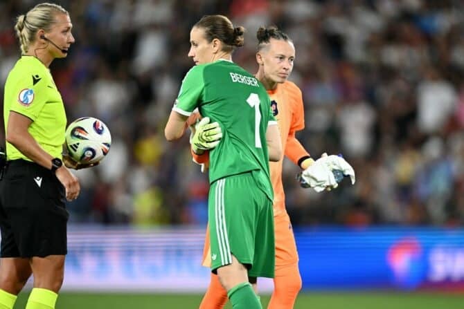 Die deutsche Torhüterin (Nr. 01) Ann-Katrin Berger (C) und die französische Torhüterin (Nr. 16) Pauline Peyraud-Magnin (R) umarmen sich vor dem Elfmeterschießen am Ende der Verlängerung des Viertelfinalspiels der UEFA-Frauen-Europameisterschaft 2025 zwischen Frankreich und Deutschland im Stadion Parc Saint-Jacques (St.-Jakob-Park) in Basel, am 19. Juli 2025. (Foto: SEBASTIEN BOZON / AFP)