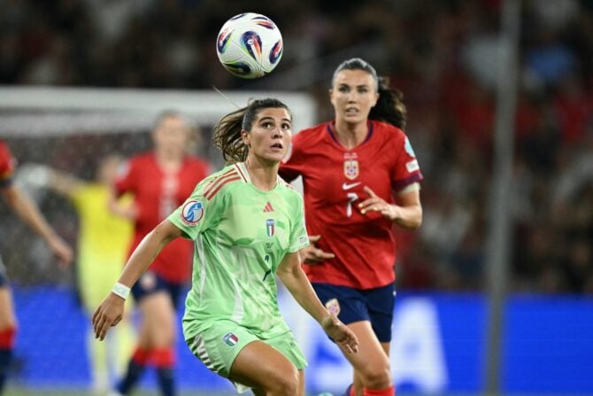 Die italienische Stürmerin Sofia Cantore (Nr. 07) kämpft mit der norwegischen Mittelfeldspielerin Ingrid Syrstad Engen (Nr. 07) während des Viertelfinalspiels der UEFA-Frauen-Europameisterschaft 2025 zwischen Norwegen und Italien im Stade de Geneve in Genf, am 16. Juli 2025. (Foto: SEBASTIEN BOZON / AFP)