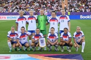 Englands Spielerinnen (von links): Englands Verteidigerin Nr. 02 Lucy Bronze, Englands Stürmerin Nr. 07 Lauren James, Englands Mittelfeldspielerin Nr. 10 Ella Toone, Englands Verteidigerin Nr. 06 Leah Williamson, Englands Mittelfeldspielerin Nr. 08 Georgia Stanway, Englands Torhüterin Nr. 01 Hannah Hampton, Englands Mittelfeldspielerin Nr. 04 Keira Walsh, Englands Stürmerin #11 Lauren Hemp, Englands Stürmerin #23 Alessia Russo, Englands Verteidigerin #16 Jessica Carter und Englands Verteidigerin #05 Alex Greenwood posieren vor dem Viertelfinalspiel der UEFA-Frauen-Europameisterschaft 2025 zwischen Schweden und England im Letzigrund-Stadion in Zürich am 17. Juli 2025. (Foto: SEBASTIEN BOZON / AFP)