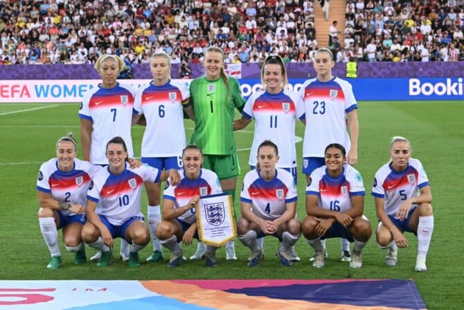 Englands Spielerinnen (von links): Englands Verteidigerin Nr. 02 Lucy Bronze, Englands Stürmerin Nr. 07 Lauren James, Englands Mittelfeldspielerin Nr. 10 Ella Toone, Englands Verteidigerin Nr. 06 Leah Williamson, Englands Mittelfeldspielerin Nr. 08 Georgia Stanway, Englands Torhüterin Nr. 01 Hannah Hampton, Englands Mittelfeldspielerin Nr. 04 Keira Walsh, Englands Stürmerin #11 Lauren Hemp, Englands Stürmerin #23 Alessia Russo, Englands Verteidigerin #16 Jessica Carter und Englands Verteidigerin #05 Alex Greenwood posieren vor dem Viertelfinalspiel der UEFA-Frauen-Europameisterschaft 2025 zwischen Schweden und England im Letzigrund-Stadion in Zürich am 17. Juli 2025. (Foto: SEBASTIEN BOZON / AFP)