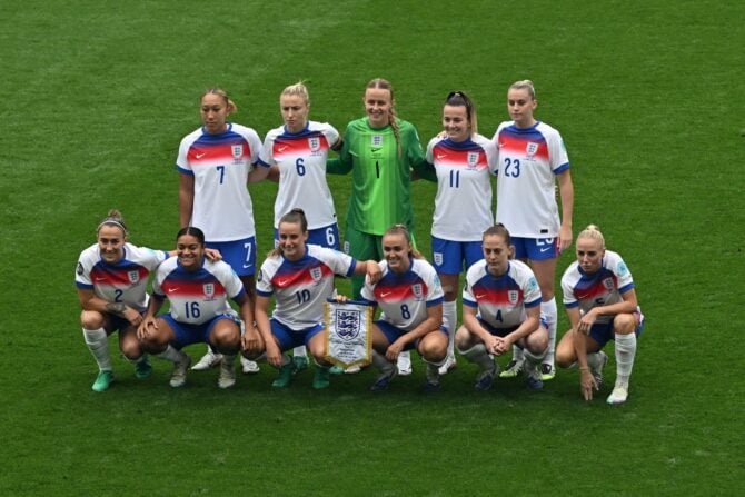 Englands Spielerinnen posieren für ein Mannschaftsfoto vor dem Endspiel der UEFA-Frauen-Europameisterschaft 2025 zwischen England und Spanien im St. Jakob-Park-Stadion in Basel, am 27. Juli 2025. (Foto: Miguel MEDINA / AFP)