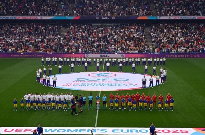 Englands und Spaniens Spielerinnen, Maskottchen und Spieloffizielle stehen für die Nationalhymnen vor dem Endspiel der UEFA-Frauen-Europameisterschaft 2025 zwischen England und Spanien im St. Jakob-Park-Stadion in Basel, am 27. Juli 2025. (Foto von Miguel MEDINA / AFP)