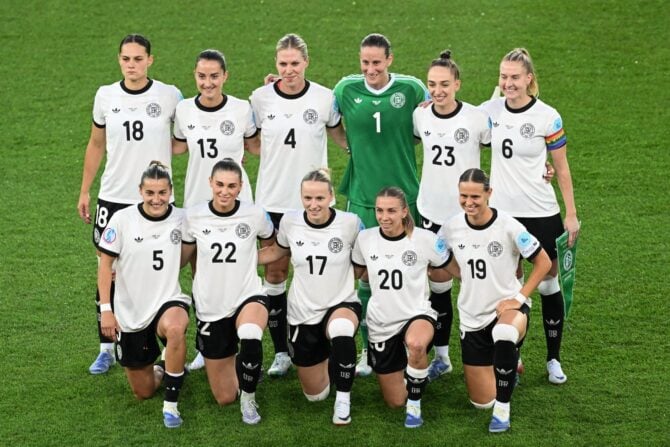Die deutschen Spielerinnen posieren für ein Mannschaftsfoto vor dem Halbfinalspiel der UEFA-Frauen-Europameisterschaft 2025 zwischen Deutschland und Spanien im Letzigrund-Stadion in Zürich, am 23. Juli 2025. (Foto: SEBASTIEN BOZON / AFP)
