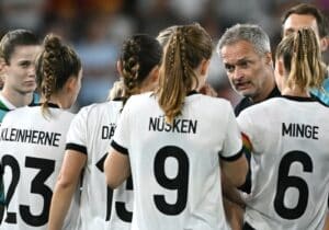 Der deutsche Trainer Christian Wueck spricht zu den deutschen Spielerinnen vor dem Elfmeterschießen am Ende der Verlängerung im Viertelfinalspiel der UEFA-Frauen-Europameisterschaft 2025 zwischen Frankreich und Deutschland im Stadion Parc Saint-Jacques (St. Jakob-Park) in Basel, am 19. Juli 2025. (Foto: SEBASTIEN BOZON / AFP)