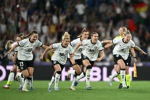 Die deutschen Spielerinnen feiern nach dem Sieg im Viertelfinalspiel der UEFA-Frauen-Europameisterschaft 2025 zwischen Frankreich und Deutschland im Stadion Parc Saint-Jacques (St. Jakob-Park) in Basel, am 19. Juli 2025. (Foto: SEBASTIEN BOZON / AFP)