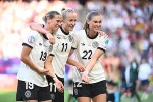 Deutschlands Stürmerin #11 Lea Schueller (C) feiert mit #19 Klara Buehl (L) und #22 Jule Brand (R) nach dem zweiten Tor ihrer Mannschaft während des UEFA Women's Euro 2025 Gruppe C Fußballspiels zwischen Deutschland und Dänemark im St. Jakob-Park Stadion in Basel am 8. Juli 2025. (Foto: SEBASTIEN BOZON / AFP)