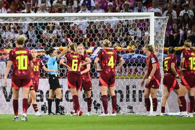 Deutschlands Carlotta Wamser (R) erhält die rote Karte während des UEFA Women's Euro 2025 Gruppe C Fußballspiels zwischen Schweden und Deutschland im Letzigrund Stadion in Zürich, am 12. Juli 2025. (Foto: SEBASTIEN BOZON / AFP)