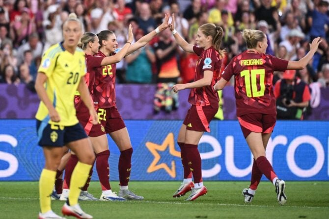 Die deutschen Spielerinnen feiern nach dem ersten Tor der Mannschaft beim Fußballspiel der UEFA-Frauen-Europameisterschaft 2025 in der Gruppe C zwischen Schweden und Deutschland im Letzigrund-Stadion in Zürich, am 12. Juli 2025. (Foto: SEBASTIEN BOZON / AFP)