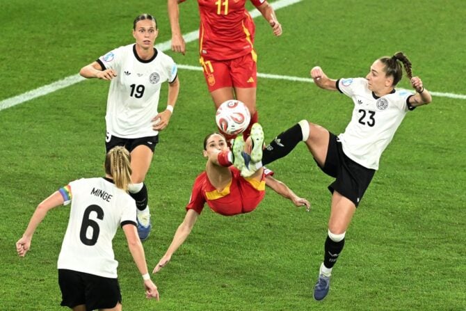 Spaniens Stürmerin Nr. 09 Esther Gonzalez (C) und Deutschlands Verteidigerin Nr. 23 Sophia Kleinherne (R) kämpfen um den Ball während des Halbfinalspiels der UEFA-Frauen-Europameisterschaft 2025 zwischen Deutschland und Spanien im Letzigrund-Stadion in Zürich am 23. Juli 2025. (Foto: SEBASTIEN BOZON / AFP)