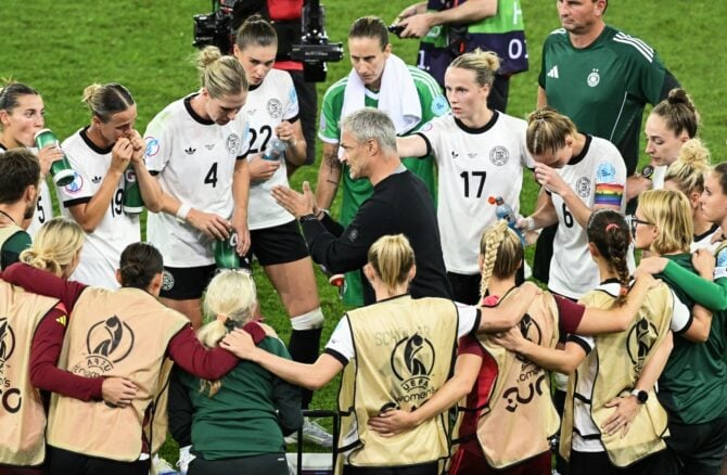 Der deutsche Cheftrainer Christian Wueck (C) instruiert seine Spielerinnen vor der Verlängerung des Halbfinalspiels der UEFA-Frauen-Europameisterschaft 2025 zwischen Deutschland und Spanien im Letzigrund-Stadion in Zürich, am 23. Juli 2025. (Foto: SEBASTIEN BOZON / AFP)