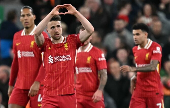 (FILES) Liverpools portugiesischer Stürmer #20 Diogo Jota (2L) feiert den Führungstreffer während des Fußballspiels der englischen Premier League zwischen Liverpool und Everton in Anfield in Liverpool, Nordwestengland, am 2. April 2025. Der Liverpooler Stürmer Diogo Jota starb zusammen mit seinem Bruder am frühen 3. Juli 2025 bei einem Verkehrsunfall im Nordwesten Spaniens, wie die spanische Guardia Civil mitteilte. Der Unfall ereignete sich gegen 12:30 Uhr auf einer Landstraße in der Provinz Zamora. Das Fahrzeug sei „von der Straße abgekommen“, bevor es in Flammen aufgegangen sei, so die Guardia Civil. Die beiden Insassen, Diogo Jota und sein Bruder Andre Felipe, ebenfalls Fußballprofi, seien verstorben. (Foto von Paul ELLIS / AFP) / ZUR REDAKTIONELLEN NUTZUNG VERBOTEN. KEINE VERWENDUNG MIT NICHT GENEHMIGTEN AUDIO-, VIDEO-, DATEN-, SPIELPLÄNEN, VEREINS-/LIGALOGOS ODER „LIVE“-DIENSTEN. DIE ONLINE-NUTZUNG WÄHREND DES SPIELS IST AUF 120 BILDER BEGRENZT. WEITERE 40 BILDER KÖNNEN IN DER VERLÄNGERUNG VERWENDET WERDEN. KEINE VIDEO-EMULATION. DIE NUTZUNG SOZIALER MEDIEN WÄHREND DES SPIELS IST AUF 120 BILDER BEGRENZT. IN DER VERLÄNGERUNG KÖNNEN WEITERE 40 BILDER VERWENDET WERDEN. KEINE VERWENDUNG IN WETTVERÖFFENTLICHUNGEN, SPIELEN ODER VERÖFFENTLICHUNGEN EINZELNER VEREINE/LIGEN/SPIELER. /