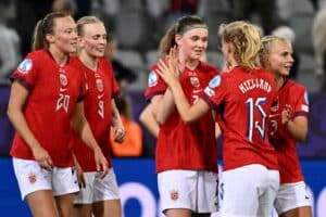 (Von links) Norwegens Stürmerin #20 Synne Jensen, Norwegens Mittelfeldspielerin #09 Karina Saevik, Gast, Norwegens Verteidigerin #03 Emilie Marie Woldvik und Norwegens Mittelfeldspielerin #15 Justine Kvaleng Kielland feiern nach dem 4:3-Sieg gegen Island im Fußballspiel der UEFA-Frauen-Europameisterschaft 2025 Gruppe A zwischen Norwegen und Island im Stadion Arena Thun in Thun am 10. Juli 2025. (Foto: SEBASTIEN BOZON / AFP)