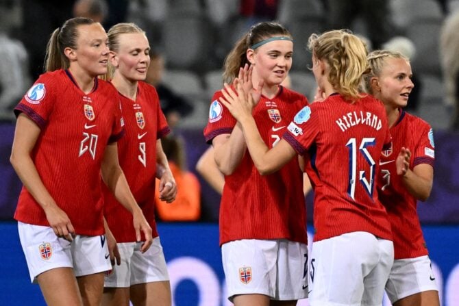 (Von links) Norwegens Stürmerin #20 Synne Jensen, Norwegens Mittelfeldspielerin #09 Karina Saevik, Gast, Norwegens Verteidigerin #03 Emilie Marie Woldvik und Norwegens Mittelfeldspielerin #15 Justine Kvaleng Kielland feiern nach dem 4:3-Sieg gegen Island im Fußballspiel der UEFA-Frauen-Europameisterschaft 2025 Gruppe A zwischen Norwegen und Island im Stadion Arena Thun in Thun am 10. Juli 2025. (Foto: SEBASTIEN BOZON / AFP)