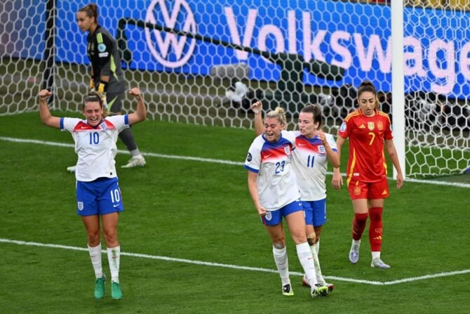 Englands Stürmerin #23 Alessia Russo (C) jubelt nach ihrem Ausgleichstreffer während des Endspiels der UEFA-Frauen-Europameisterschaft 2025 zwischen England und Spanien im St. Jakob-Park-Stadion in Basel, am 27. Juli 2025. (Foto: Miguel MEDINA / AFP)