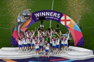 Englands Verteidigerin Nr. 06 Leah Williamson (CL) und Englands Mittelfeldspielerin Nr. 04 Keira Walsh (CR) heben die Trophäe, als England den Sieg im Endspiel der UEFA-Frauen-Europameisterschaft 2025 zwischen England und Spanien im St. Jakob-Park-Stadion in Basel feiert, am 27. Juli 2025. (Foto: Miguel MEDINA / AFP)