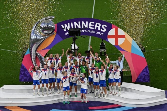 Englands Verteidigerin Nr. 06 Leah Williamson (CL) und Englands Mittelfeldspielerin Nr. 04 Keira Walsh (CR) heben die Trophäe, als England den Sieg im Endspiel der UEFA-Frauen-Europameisterschaft 2025 zwischen England und Spanien im St. Jakob-Park-Stadion in Basel feiert, am 27. Juli 2025. (Foto: Miguel MEDINA / AFP)