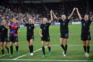 (Von links) Englands Nr. 14 Grace Clinton, Nr. 22 Lotte Wubben-Moy, Nr. 05 Alex Greenwood, Nr. 06 Leah Williamson, Verteidigerin Nr. 15 Esme Morgan und Nr. 11 Lauren Hemp feiern nach dem Sieg im Halbfinalspiel der UEFA-Frauen-Europameisterschaft 2025 zwischen England und Italien im Stade de Geneve in Genf, am 22. Juli 2025. (Foto: Miguel MEDINA / AFP)