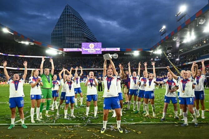 Englands Mittelfeldspielerin #14 Grace Clinton hält den Pokal in die Höhe, während sie mit ihren Teamkolleginnen nach dem Sieg Englands gegen Spanien im Finale der UEFA-Frauen-Euro 2025 am 27. Juli 2025 im St. Jakob-Park-Stadion in Basel feiert. England besiegte Spanien mit 3:1 im Elfmeterschießen und gewann damit das Finale der Frauen-Europameisterschaft 2025. (Foto: Fabrice COFFRINI / AFP)