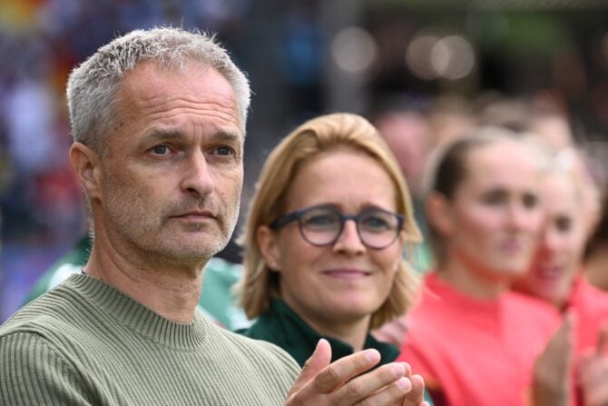 Der deutsche Trainer Christian Wück und Assistenztrainerin Saskia Bartusiak beim Fußballspiel der UEFA-Frauen-Europameisterschaft 2025 Gruppe C zwischen Deutschland und Dänemark im St. Jakob-Park-Stadion in Basel am 8. Juli 2025 zu. (Foto: SEBASTIEN BOZON / AFP)