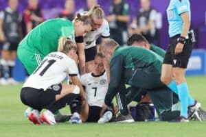 Giulia Gwinn aus Deutschland liegt nach einer Verletzung weinend und enttäuscht am Boden während des Fußballspiels der UEFA Womenís EURO 2025, Gruppe C zwischen Deutschland und Polen am 4. Juli 2025 im kybunpark in St. Gallen, Schweiz - Foto Ralf Ibing / firo Sportphoto / DPPI (Foto von Ralf Ibing / firo Sportphoto / DPPI via AFP)