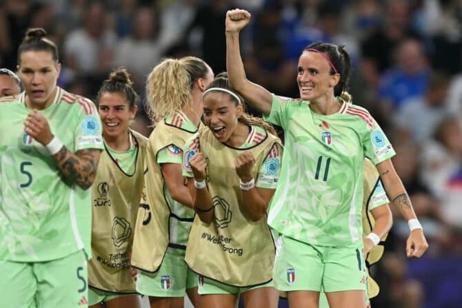 Italiens Stürmerin #11 Barbara Bonansea (R) feiert mit ihren Mannschaftskameradinnen nach einem Tor während des Halbfinalspiels der UEFA-Frauen-Europameisterschaft 2025 zwischen England und Italien im Stade de Geneve in Genf, am 22. Juli 2025. (Foto: SEBASTIEN BOZON / AFP)