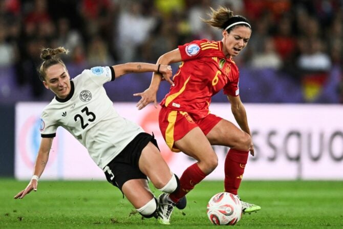 Spaniens Mittelfeldspielerin #06 Aitana Bonmati (R) und Deutschlands Verteidigerin #23 Sophia Kleinherne (L) kämpfen um den Ball während des Halbfinalspiels der UEFA-Frauen-Europameisterschaft 2025 zwischen Deutschland und Spanien im Letzigrund-Stadion in Zürich, am 23. Juli 2025. (Foto: Fabrice COFFRINI / AFP)