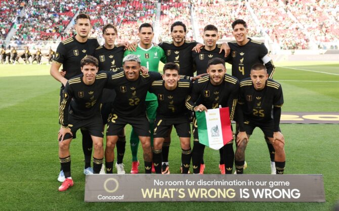 Die Spieler von Mexiko stellen sich vor dem Halbfinalspiel des CONCACAF Gold Cups zwischen Mexiko und Honduras im Levi's Stadium in Santa Clara, Kalifornien, am 2. Juli 2025 für ein Mannschaftsfoto auf. (Foto: Patrick T. Fallon / AFP)