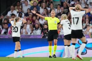 Deutschland gegen Frankreich heute - frühe Rote Karten für Deutschland. (Photo by Jose Breton/Pics Action/NurPhoto)