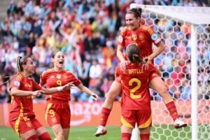 Die spanische Mittelfeldspielerin (Nr. 08) Mariona Caldentey wird von ihrer Teamkollegin, der spanischen Verteidigerin (Nr. 02) Ona Batlle, hochgehoben, als sie nach dem ersten spanischen Tor des Spiels mit der spanischen Stürmerin (Nr. 10) Athenea del Castillo (L) und der spanischen Stürmerin (Nr. 09) Esther Gonzalez (2. L) während des Endspiels der UEFA-Frauen-Europameisterschaft 2025 zwischen England und Spanien im St. Jakob-Park-Stadion in Basel am 27. Juli 2025 jubelt. (Foto: SEBASTIEN BOZON / AFP)