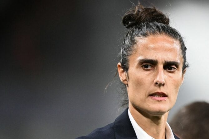 Spaniens Cheftrainerin Montse Tome schaut während des Viertelfinalspiels der UEFA-Frauen-Europameisterschaft 2025 zwischen Spanien und der Schweiz im Wankdorf-Stadion in Bern, Nordwestschweiz, am 18. Juli 2025 zu. (Foto: SEBASTIEN BOZON / AFP)