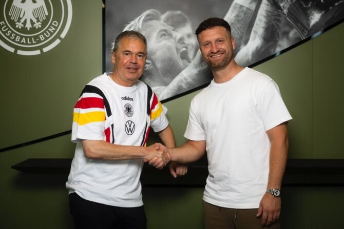 DFB, Deutscher Fussball-Bund, DFB-Campus, DFB U21-Nationalmannschaft 2025, U21, Andreas Rettig (DFB-Geschaeftsfuehrer Sport), Shkodran Mustafi (Assistenzstrainer DFB U21-Nationalmannschaft), Frankfurt am Main, 13.08.2025, Foto: Thomas Boecker/DFB