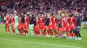 Die Spieler des FC Bayern München feiern den Sieg nach dem deutschen Meisterschaftsspiel der Bundesliga zwischen dem FC Bayern München und RB Leipzig am 22. August 2025 in der Allianz Arena in München, Deutschland – Foto: Marcel Engelbrecht / firo Sportphoto / DPPI (Foto: Marcel Engelbrecht / firo Sportphoto / DPPI via AFP)