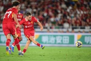 Liverpools Florian Wirtz (R) erzielt ein Tor während des Freundschaftsspiels zwischen dem englischen Premier-League-Verein Liverpool und dem japanischen J-League-Team Yokohama F. Marinos in Yokohama am 30. Juli 2025. (Foto: Yuichi YAMAZAKI / AFP)