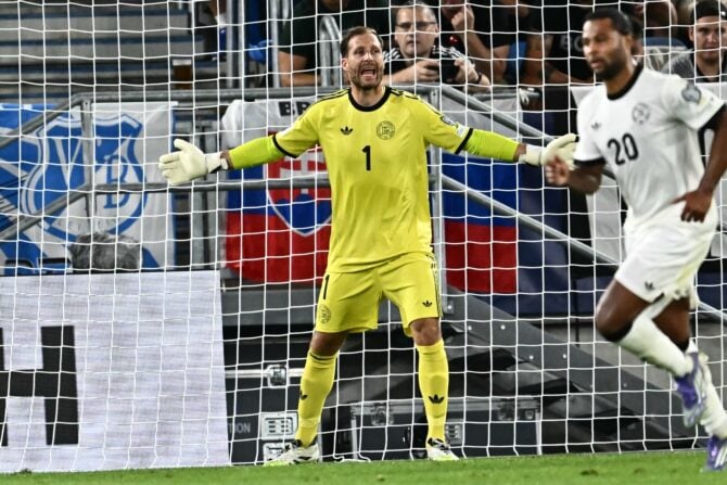 Der deutsche Torwart Nr. 01 Oliver Baumann reagiert während des Fußballspiels der ersten Runde der Qualifikationsrunde zur Weltmeisterschaft 2026 in der Gruppe A der Europa-Zone zwischen der Slowakei und Deutschland am 4. September 2025 in Bratislava. (Foto: Joe Klamar / AFP)