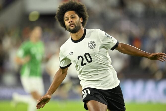 Der deutsche Mittelfeldspieler Serge Gnabry (#20) jubelt nach seinem Führungstreffer zum 1:0 im WM-Qualifikationsspiel der Gruppe A zwischen Deutschland und Nordirland am 7. September 2025 in Köln, Westdeutschland. (Foto: INA FASSBENDER / AFP)