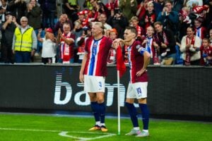 Der norwegische Stürmer Erling Braut Haaland (links) feiert zusammen mit dem norwegischen Mittelfeldspieler Martin Ødegaard das 3:0-Tor während des Fußballspiels der Qualifikationsrunde zur Weltmeisterschaft 2026 in der Gruppe I der Europa-Zone zwischen Norwegen und Moldawien am 9. September 2025 in Oslo, Norwegen. (Foto: Fredrik Varfjell / NTB / AFP) / Norwegen OUT / NORWEGEN OUT / NORWEGEN OUT