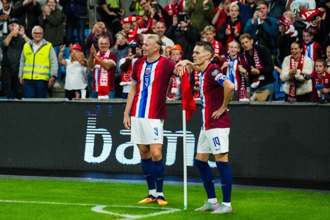 Der norwegische Stürmer Erling Braut Haaland (links) feiert zusammen mit dem norwegischen Mittelfeldspieler Martin Ødegaard das 3:0-Tor während des Fußballspiels der Qualifikationsrunde zur Weltmeisterschaft 2026 in der Gruppe I der Europa-Zone zwischen Norwegen und Moldawien am 9. September 2025 in Oslo, Norwegen. (Foto: Fredrik Varfjell / NTB / AFP) / Norwegen OUT / NORWEGEN OUT / NORWEGEN OUT