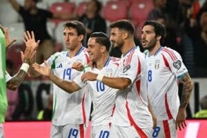 Der italienische Stürmer Giacomo Raspadori (2. von links) feiert mit seinen Teamkollegen nach seinem Tor zum 2:4 im Fußballspiel der Qualifikationsrunde zur Weltmeisterschaft 2026 zwischen Israel und Italien am 8. September 2025 in Debrecen, Ungarn. (Foto: Attila KISBENEDEK / AFP)