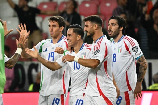 Der italienische Stürmer Giacomo Raspadori (2. von links) feiert mit seinen Teamkollegen nach seinem Tor zum 2:4 im Fußballspiel der Qualifikationsrunde zur Weltmeisterschaft 2026 zwischen Israel und Italien am 8. September 2025 in Debrecen, Ungarn. (Foto: Attila KISBENEDEK / AFP)