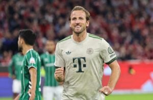 Der englische Stürmer Nr. 09 Harry Kane vom FC Bayern München jubelt nach einem Elfmetertor während des Bundesligaspiels zwischen dem FC Bayern München und Werder Bremen am 26. September 2025 in München. (Foto: Alexandra BEIER / AFP)