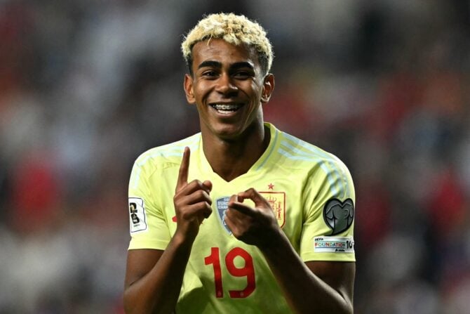 Der spanische Stürmer Nr. 19, Lamine Yamal, jubelt, nachdem Spanien sein viertes Tor im Qualifikationsspiel zur FIFA-Weltmeisterschaft 2026 der Gruppe E zwischen der Türkei und Spanien im Konya Buyuksehir Belediye Stadium in Konya am 7. September 2025 erzielt hat. (Foto: Ozan KOSE / AFP)