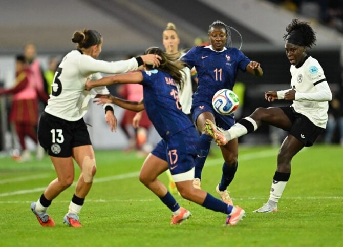 Die deutsche Stürmerin Nr. 16 Nicole Anyomi (rechts) spielt den Ball während des Halbfinales der UEFA Women's Nations League zwischen Deutschland und Frankreich am 24. Oktober 2025 in Düsseldorf, Westdeutschland. (Foto: INA FASSBENDER / AFP)