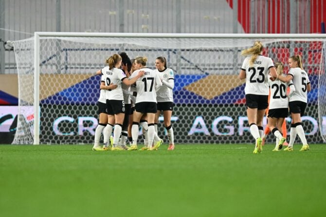 Die deutschen Spielerinnen feiern nach dem ersten Tor Deutschlands im Halbfinale der UEFA Women's Nations League zwischen Frankreich und Deutschland im Michel-d'Ornano-Stadion in Caen, Nordwestfrankreich, am 28. Oktober 2025. (Foto: LOU BENOIST / AFP)