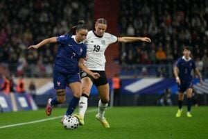 Die französische Mittelfeldspielerin Sakina Karchaoui (Nr. 07, links) kämpft mit der deutschen Mittelfeldspielerin Klara Bühl (Nr. 19, Mitte) um den Ball während des Halbfinales der UEFA Women's Nations League zwischen Frankreich und Deutschland im Michel-d'Ornano-Stadion in Caen, Nordwestfrankreich, am 28. Oktober 2025. (Foto: LOU BENOIST / AFP)